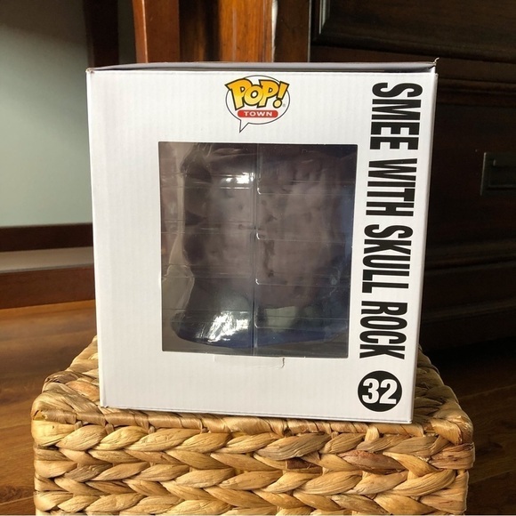 Funko Pop Town: Disney Classics: Smee with Skull Rock #32 Limited Edition - Picture 4 of 5